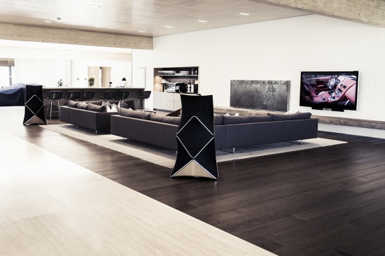 Bang&Olufsen превърна в луксозен дом шоурума на Aston Martin в швейцарския град Сен Гален